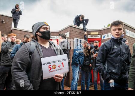 Manchester, Großbritannien. Mai 2021. Fußballfans versammeln sich in Old Trafford, um gegen die Eigentumsrechte der Glazer an Manchester United zu protestieren. (Foto von Andy Barton/SOPA Images/Sipa USA) Quelle: SIPA USA/Alamy Live News Stockfoto