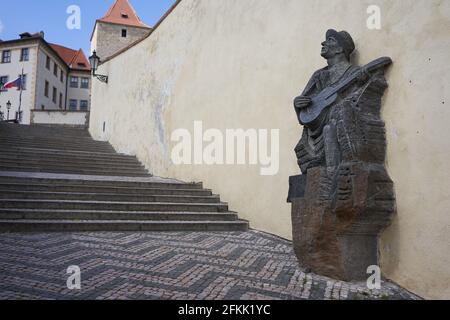 Prag, Tschechische Republik - 23. April 2021 - das Steindenkmal erinnert an den ersten republikanischen Komponisten, Sänger und Schauspieler Karel Hasler Stockfoto