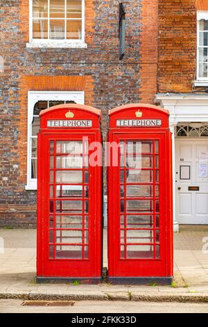 Zwei traditionelle rote Telefonzellen in Marlow, Buckinghamshire, England Stockfoto