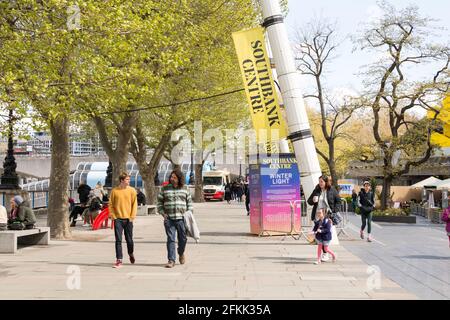 Menschen genießen einen Spaziergang entlang der Themse im Southbank Centre, Waterloo, London, England, Großbritannien Stockfoto