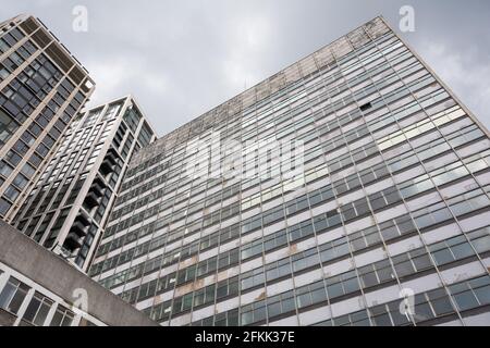 Elizabeth House - ein verderbter Büroblock aus dem Jahr 1960 neben der Waterloo Station, London, England, Großbritannien Stockfoto