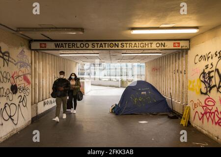 Das Zelt eines Obdachlosen schlug in der Unterführung auf, die zur Waterloo Station, Lambeth, London, SE1, Großbritannien, führt Stockfoto