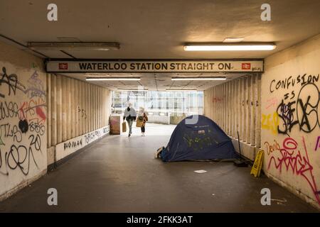 Das Zelt eines Obdachlosen schlug in der Unterführung auf, die zur Waterloo Station, Lambeth, London, SE1, Großbritannien, führt Stockfoto