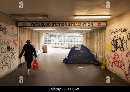 Das Zelt eines Obdachlosen schlug in der Unterführung auf, die zur Waterloo Station, Lambeth, London, SE1, Großbritannien, führt Stockfoto