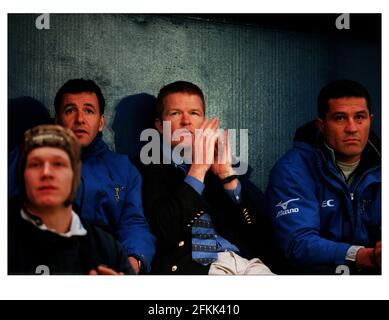 John Gallagher (Mitte) Manager von Harlequins April 2000 Rugby Union Team im Dugout Stockfoto