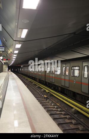 Zug auf U-Bahn-Station in Athen, Griechenland Stockfoto