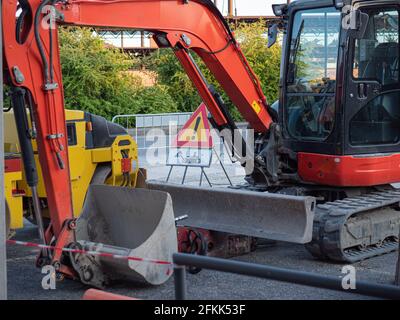 Nahaufnahme des Raupenbaggers für Arbeiten auf der öffentlichen Straße. Stockfoto