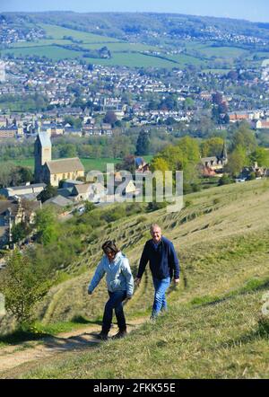 Ein herrlicher sonniger Morgen in Stroud. Die Menschen genießen den Cotswold Way Pfad bei Selsley Common. Gloucestershire Stockfoto