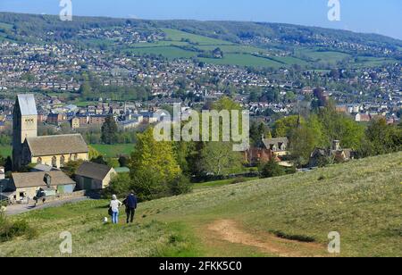 Ein herrlicher sonniger Morgen in Stroud. Die Menschen genießen den Cotswold Way Pfad bei Selsley Common. Gloucestershire Stockfoto