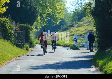 Ein herrlicher sonniger Morgen in Stroud. Radfahrer genießen die Landschaft in der Nähe des Cotswold Way-Pfades bei Selsley Common. Gloucestershire Stockfoto