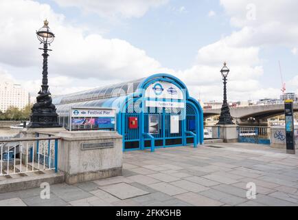 Ein geschlossener Festival Pier an der Themse, Southbank, Waterloo, London, England, VEREINIGTES KÖNIGREICH Stockfoto