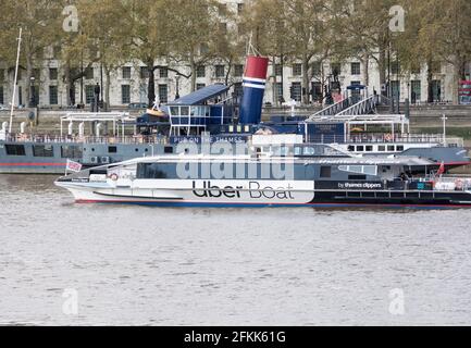 SS Tattershall Castle alias The Pub on the Thames und ein Uber Boat Thames Clipper auf der Themse, London, England, Großbritannien. Stockfoto