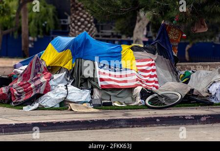 02. Mai 2021, Venedig, Kalifornien, USA - die Obdachlosenzahl der Obdachlosenbehörde Los Angeles Obdachlos Services Authority im Juni 2020 betrug 66,436 im Bezirk Los Angeles, ein zweistelliger Anstieg im Vergleich zum Vorjahr, Und diese Zählung wurde abgeschlossen, bevor die vollständigen Auswirkungen der Entlassungen und Räumungen von COVID-19 berechnet werden konnten. Der Bürgermeister von Los Angeles, Eric Garcetti, will im kommenden Geschäftsjahr fast eine Milliarde Dollar ausgeben, um die wachsende Obdachlosenkrise zu bekämpfen. (Foto: © Brian Cahn/ZUMA Wire) Stockfoto