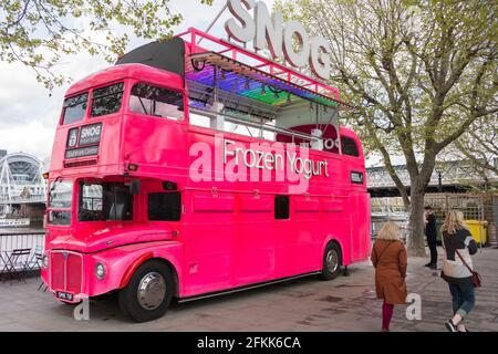 Der Snog Frozen Joghurt Doppeldecker Routemaster Bus auf der Southbank, Waterloo, SE1, UK Stockfoto