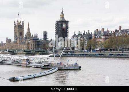 Ein mit einem Gerüst verkleideter Big Ben und Houses of Parliament aus der Sicht des London Eye Ferris Wheel, Southbank, London, England, Großbritannien Stockfoto