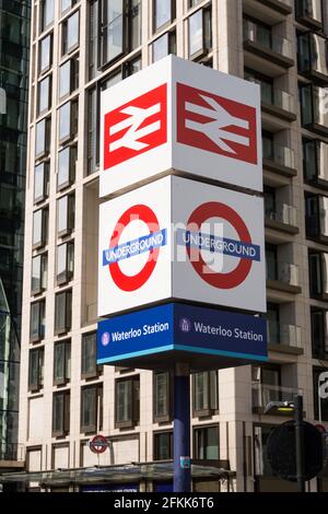 Beschilderung und Umgelungsschild des Bahnhofs Waterloo Station vor Waterloo Station, London, England, Großbritannien Stockfoto