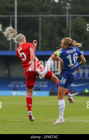 Magdalena Eriksson (#16 Chelsea) erwischt Hanna Glas (#5 Bayern München) versehentlich während des UEFA Womens Champions League Halbfinales zwischen Chelsea und Bayern München auf Kingsmeadow in London, England. Stockfoto