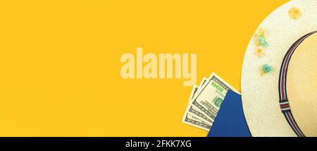 Draufsicht auf Reisenden Accessoires auf hellgelben Hintergrund, Sommerurlaub Konzept mit Strohhut, tropischen Blumen und Geld für Reise, Kopierraum Stockfoto