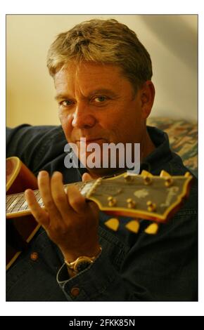 Mike Stock einmal von Stock, Aitken und Waterman zu Hause.pic David Sandison 9/9/2004 Stockfoto