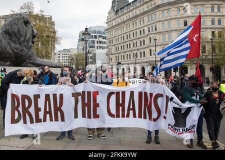 London, Großbritannien. Mai 2021. Anhänger der Revolutionären Kommunistischen Gruppe stehen bei einer „Kill the Bill“-Demonstration auf dem Trafalgar Square im Rahmen eines Nationalen Aktionstages, der mit dem Internationalen Arbeitertag zusammenfällt, hinter einem „Break the Chains“-Banner. Landesweite Proteste wurden gegen das Gesetz 2021 von Polizei, Kriminalität, Verurteilung und Gerichten organisiert, das der Polizei eine Reihe neuer Ermessensbefugnisse zur Schließung von Protesten gewähren würde. Kredit: Mark Kerrison/Alamy Live Nachrichten Stockfoto