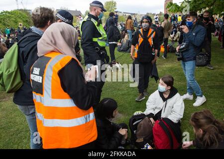 London, Großbritannien. Mai 2021. Metropolitan Police Officers sprechen mit Demonstranten, die an einer Kill the Bill Demonstration in Vauxhall im Rahmen eines Nationalen Aktionstages teilnehmen, der mit dem Internationalen Arbeitertag zusammenfällt. Landesweite Proteste wurden gegen das Gesetz 2021 von Polizei, Kriminalität, Verurteilung und Gerichten organisiert, das der Polizei eine Reihe neuer Ermessensbefugnisse zur Schließung von Protesten gewähren würde. Kredit: Mark Kerrison/Alamy Live Nachrichten Stockfoto