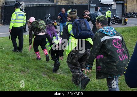 London, Großbritannien. Mai 2021. Mitglieder der Clandestine Rebel Clown Army folgen einem Metropolitan Police Officer während einer Kill the Bill Demonstration im Rahmen eines Nationalen Aktionstages, der mit dem Internationalen Arbeitertag zusammenfällt. Landesweite Proteste wurden gegen das Gesetz 2021 von Polizei, Kriminalität, Verurteilung und Gerichten organisiert, das der Polizei eine Reihe neuer Ermessensbefugnisse zur Schließung von Protesten gewähren würde. Kredit: Mark Kerrison/Alamy Live Nachrichten Stockfoto