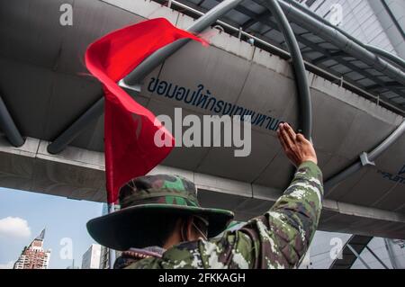 Bangkok, Thailand. Mai 2021. Ein Protestler grüßt während der Demonstration mit drei Fingern. Die von der REDEM-Gruppe angeführten prodemokratischen Demonstranten versammeln sich am Victory Monument, bevor sie mit dem Fahrzeug zum Strafgerichtshof von Thailand fahren, um die Freilassung von inhaftierten pro-demokratischen Aktivisten zu fordern, die nach dem landesgroßen Gesetz (Artikel 112 des thailändischen Strafgesetzbuches) festgenommen wurden. (Foto von Peerapon Boonyakiat/SOPA Image/Sipa USA) Quelle: SIPA USA/Alamy Live News Stockfoto