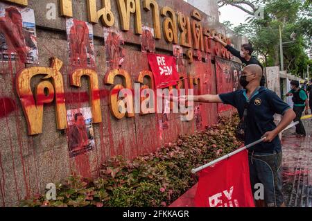 Bangkok, Thailand. Mai 2021. Ein Protestler spritzt während der Demonstration Farbe auf das Schild des Strafgerichtshofs. Die von der REDEM-Gruppe angeführten prodemokratischen Demonstranten versammeln sich am Victory Monument, bevor sie mit dem Fahrzeug zum Strafgerichtshof von Thailand fahren, um die Freilassung von inhaftierten pro-demokratischen Aktivisten zu fordern, die nach dem landesgroßen Gesetz (Artikel 112 des thailändischen Strafgesetzbuches) festgenommen wurden. (Foto von Peerapon Boonyakiat/SOPA Image/Sipa USA) Quelle: SIPA USA/Alamy Live News Stockfoto