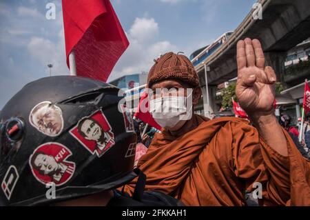 Bangkok, Thailand. Mai 2021. Ein buddhistischer Mönch grüßt während der Demonstration mit drei Fingern. Die von der REDEM-Gruppe angeführten prodemokratischen Demonstranten versammeln sich am Victory Monument, bevor sie mit dem Fahrzeug zum Strafgerichtshof von Thailand fahren, um die Freilassung von inhaftierten pro-demokratischen Aktivisten zu fordern, die nach dem landesgroßen Gesetz (Artikel 112 des thailändischen Strafgesetzbuches) festgenommen wurden. (Foto von Peerapon Boonyakiat/SOPA Image/Sipa USA) Quelle: SIPA USA/Alamy Live News Stockfoto