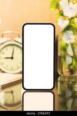 Lady Woman Freelancer Smartphone Mockup Konzept mit leeren weißen Bildschirm, Haus Innenarchitektur Vorlage Stockfoto