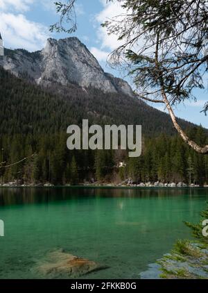 Panoramablick auf den smaragdgrünen hintersee in bayern Mit alpinen Bergen im Hintergrund Stockfoto