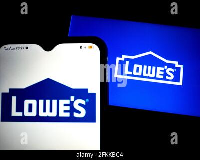 Ukraine. Mai 2021. In dieser Abbildung ist ein Lowes Logo auf einem Smartphone zu sehen (Foto von Valera Golovniov/SOPA Images/Sipa USA) Quelle: SIPA USA/Alamy Live News Stockfoto