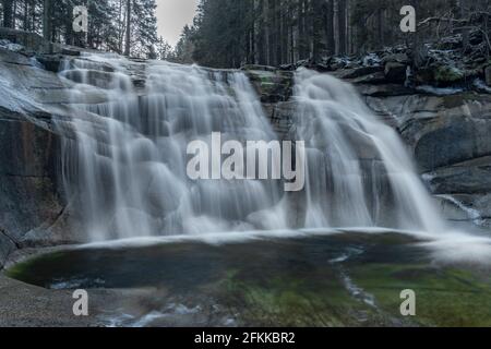 Kalter Frühlingsmorgen mit Mumlavske Wasserfällen in der Nähe von Harrachov Stadt in Nationalpark Riesengebirge Stockfoto