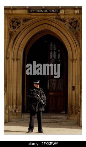 Bewaffnete Polizisten stehen Wache vor dem Unterhaus AS Anti-Terrorismus-Gesetzgebung wird im londoner parlament diskutiert.pic David Sandison 11/3/2004 Stockfoto