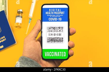 Konzept der Impfpass gegen covid-19 auf dem Geröll des Smartphones in der Hand des jungen Mannes, Reisen während Pandemiekonzept, Sommerferien p Stockfoto