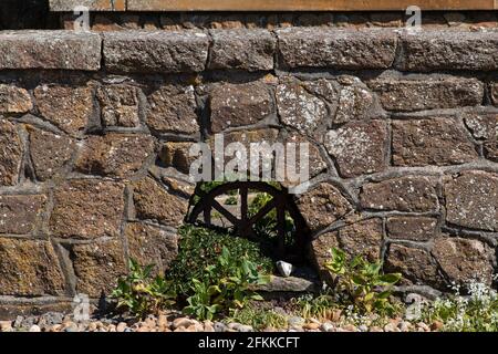 Abschnitt einer Steinmauer am Strand in West Sussex, Großbritannien Stockfoto