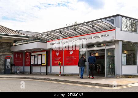 Bridgend, Wales - 2021. April: Personen, die das Ticketbüro des Bahnhofs von Bridgend betreten Stockfoto