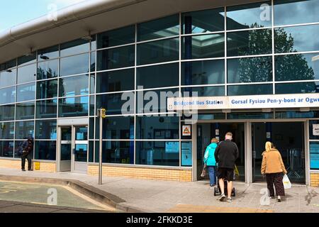 Bridgend, Wales - April 2021: Menschen, die den Busbahnhof im Stadtzentrum von Bridgend betreten Stockfoto