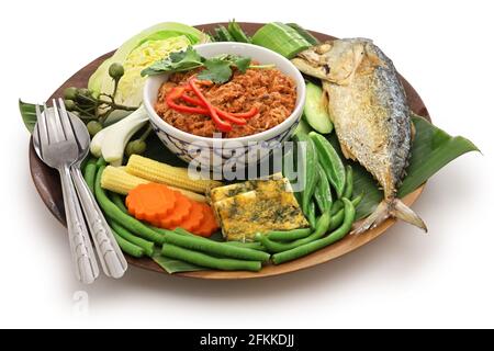 nam phrik pla do; Gemüse mit kurzer Makrelentauchpaste, traditioneller thailändischer Salat Stockfoto