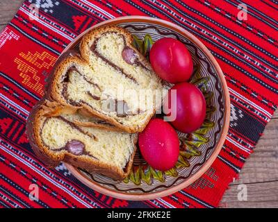 orthodoxe rote Ostereier und Biskuitkuchen Stockfoto