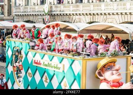Köln, Deutschland - 12. Februar 2018: Rosenmontag Parade (die Rose Montag). Mehr als eine Million Zuschauer auf den Straßen. Carnival Parade Stockfoto