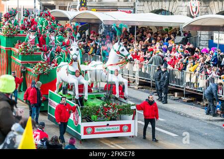 Köln, Deutschland - 12. Februar 2018: Rosenmontag Parade (die Rose Montag). Mehr als eine Million Zuschauer auf den Straßen. Carnival Parade Stockfoto