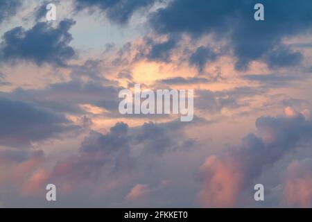 Wolken, die an einem Sommerabend von der untergehenden Sonne beleuchtet werden Stockfoto