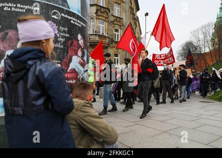 Krakau, Polen. Mai 2021. Mitglieder der Polnischen Sozialistischen Partei, die rote Fahnen der Arbeiterbewegung tragen, sind während der Demonstration zu sehen.der Internationale Arbeitertag, auch bekannt als Labor Day oder May Day, hat in Polen eine lange Tradition. Vor dem Fall des Kommunismus fanden an diesem Tag Propagandaveranstaltungen statt, an denen junge Erwachsene mit linker Sicht ihre Vorbehalte gegenüber dem Arbeitsmarkt und der damit verbundenen mangelnden sozialen Gerechtigkeit zum Ausdruck bringen können. Da die Zwang zur Selbständigkeit von Arbeitnehmern und der Missbrauch von Arbeitsrechten in Polen gängige Praktiken sind. Kredit: SOPA Images Limited/Alamy Live Nachrichten Stockfoto