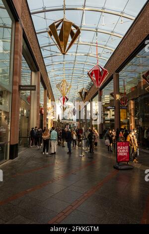 Weihnachtsdekorationen im Princesshay Shopping Center, Exeter, Großbritannien Stockfoto