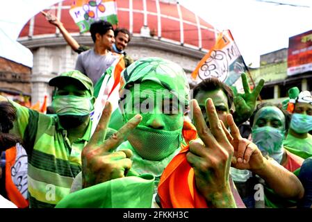 Kalkutta, Indien. Mai 2021. Unterstützer des Trinamool-Kongresses (TMC) feiern Sieg bei den Wahlen zur West-bengalischen Legislativversammlung 2021 vor dem Haus von Chief Minister Mamata Banerjee Trinamool-Kongress siegte in der West-bengalischen Legislativversammlung 2021 gegen die National Ruling Party of India BJP (Bharatiya Janata Party) Heute in Kalkutta. Kredit: SOPA Images Limited/Alamy Live Nachrichten Stockfoto