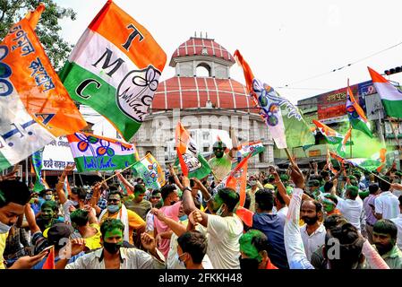 Kalkutta, Indien. Mai 2021. Unterstützer des Trinamool-Kongresses (TMC) feiern Sieg bei den Wahlen zur West-bengalischen Legislativversammlung 2021 vor dem Haus von Chief Minister Mamata Banerjee Trinamool-Kongress siegte in der West-bengalischen Legislativversammlung 2021 gegen die National Ruling Party of India BJP (Bharatiya Janata Party) Heute in Kalkutta. Kredit: SOPA Images Limited/Alamy Live Nachrichten Stockfoto