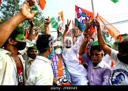 Kalkutta, Indien. Mai 2021. Unterstützer des Trinamool-Kongresses (TMC) feiern Sieg bei den Wahlen zur West-bengalischen Legislativversammlung 2021 vor dem Haus von Chief Minister Mamata Banerjee Trinamool-Kongress siegte in der West-bengalischen Legislativversammlung 2021 gegen die National Ruling Party of India BJP (Bharatiya Janata Party) Heute in Kalkutta. Kredit: SOPA Images Limited/Alamy Live Nachrichten Stockfoto