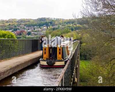 Barge auf der Fahrt durch den Pontcysylte Aquädukt Llangollen-Kanal Shopshire Union Stockfoto