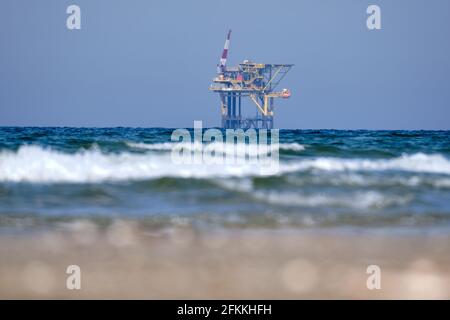 Ameland, Niederlande April 20,2021-NAM, Ölplattform, Offshore-Plattform mit Strand, Sand und Surfen. Erdgasförderung im Wattenmeer-Nordseeraum Stockfoto
